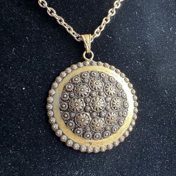 Vintage Stamped Metal Pendant with intricate Daisy design - Picture 1 of 7